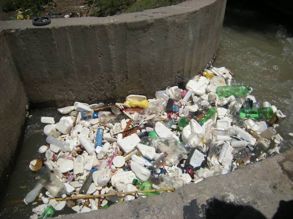 Sucios canales de riego Sucios canales de riego