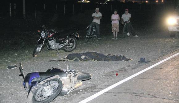 Un motociclista muere por un caballo suelto
