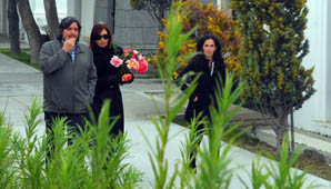 Cristina dejó un ramo de flores en la bóveda de Néstor Kirchner Cristina dejó un ramo de flores en la bóveda de Néstor Kirchner