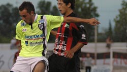 Gran triunfo de Trinidad en Mendoza, con un jugador menos