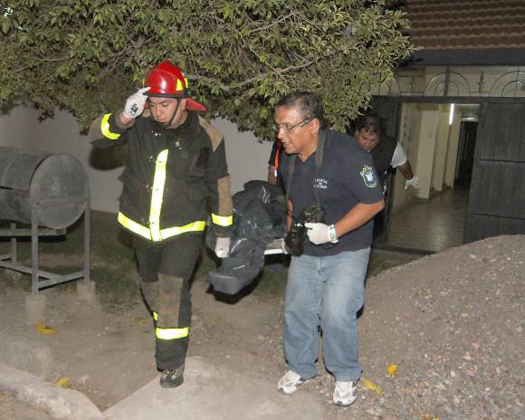 Fuego mortal: dicen que las víctimas estaban encerradas Fuego mortal: dicen que las víctimas estaban encerradas