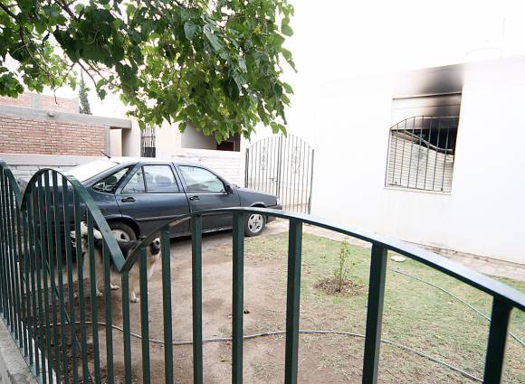 Ladrones entran a robar a una casa y prenden fuego Ladrones entran a robar a una casa y prenden fuego