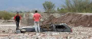 En Jáchal, la bajada de la creciente se llevó un auto En Jáchal, la bajada de la creciente se llevó un auto