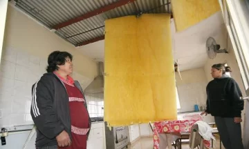 Cayó el techo del refugio donde están los evacuados Cayó el techo del refugio donde están los evacuados
