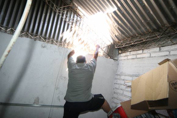 Robo a lo boquetero en un negocio Robo a lo boquetero en un negocio