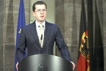 El fin de un ministro estrella que hizo plagio en Alemania