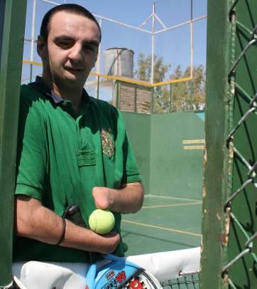 No tiene manos y juega al pádel No tiene manos y juega al pádel