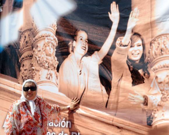 Homenaje con pedido de reelección para Cristina Homenaje con pedido de reelección para Cristina