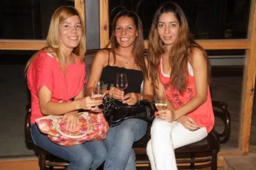 Muestra fotográfica y vinos Muestra fotográfica y vinos