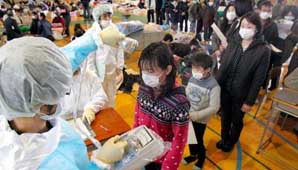 Operarios de la central de Fukushima, graves por radiación