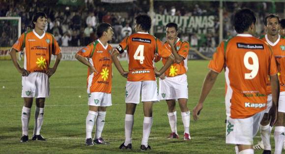 Silbidos e insultos, el adiós Silbidos e insultos, el adiós