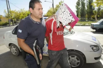 Van a robar y uno cae con el botín Van a robar y uno cae con el botín