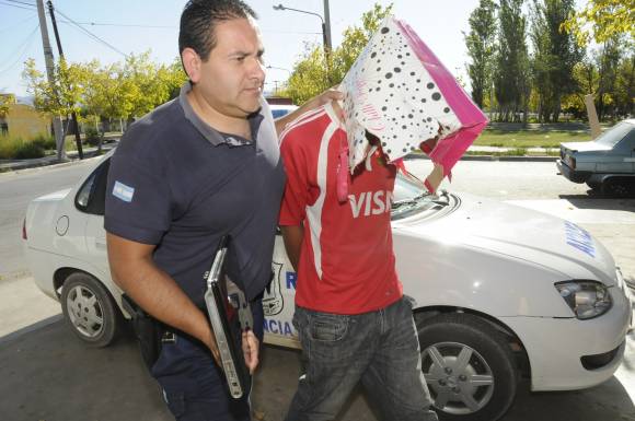 Van a robar y uno cae con el botín Van a robar y uno cae con el botín