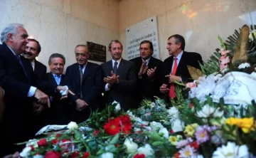 Homenaje a Alfonsín con crítica a la reelección Homenaje a Alfonsín con crítica a la reelección