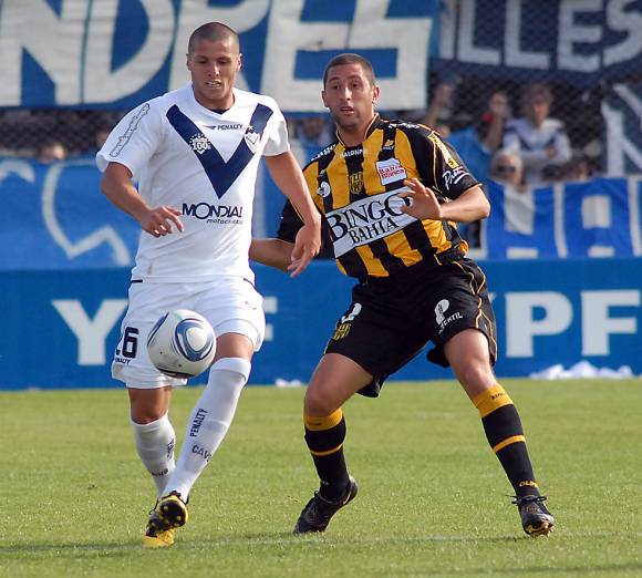 Vélez, al acecho, y Racing se cae Vélez, al acecho, y Racing se cae