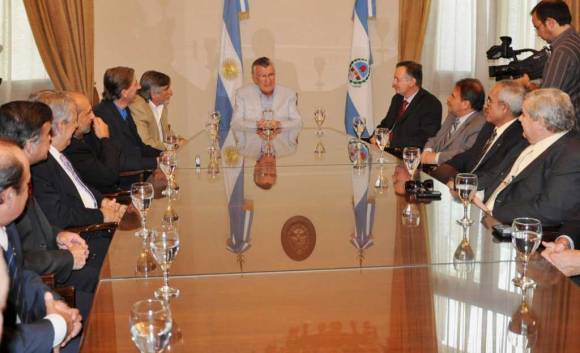 Cruce en Rawson por el alumbrado Cruce en Rawson por el alumbrado