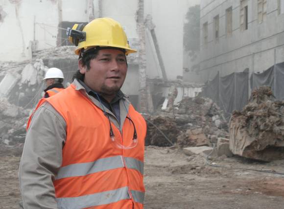 El obrero que derribó el edificio donde él mismo había nacido El obrero que derribó el edificio donde él mismo había nacido