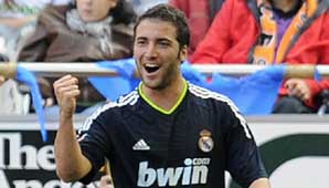 Con tres tantos de Higuaín, el Madrid goleó al Valencia por 6 a 3 Con tres tantos de Higuaín, el Madrid goleó al Valencia por 6 a 3