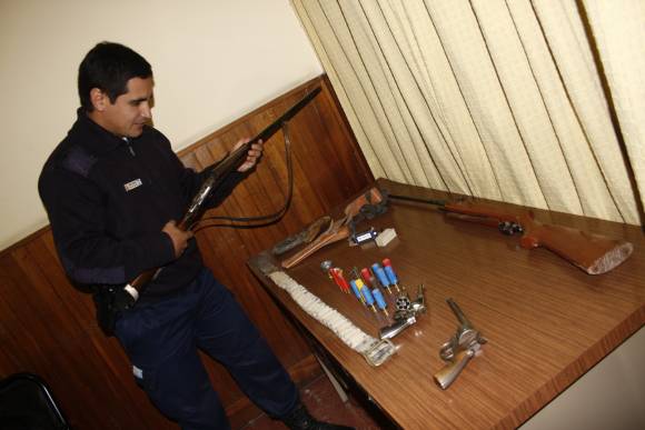 Cuatro armas y municiones Cuatro armas y municiones