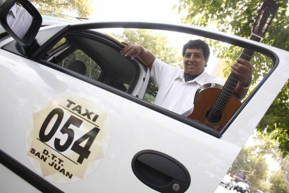 Con la guitarra al volante Con la guitarra al volante