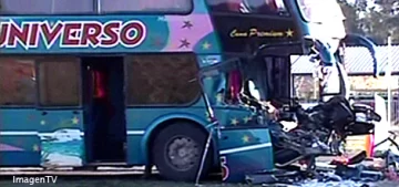 Dos muertos al chocar un micro y un camión en la ruta 9 Dos muertos al chocar un micro y un camión en la ruta 9