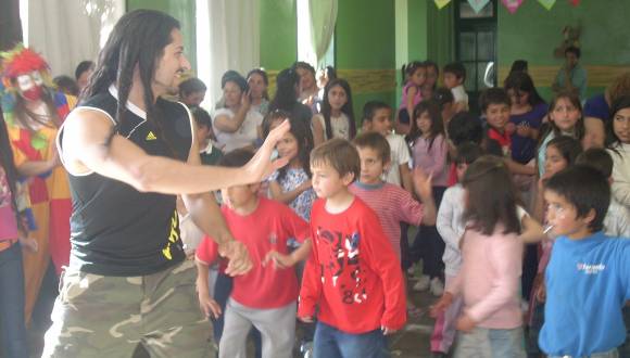 Bailan, enseñan y cosen para poder ayudar a los demás Bailan, enseñan y cosen para poder ayudar a los demás