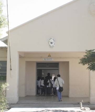 Dos alumnas se pelearon y una terminó en el hospital Dos alumnas se pelearon y una terminó en el hospital