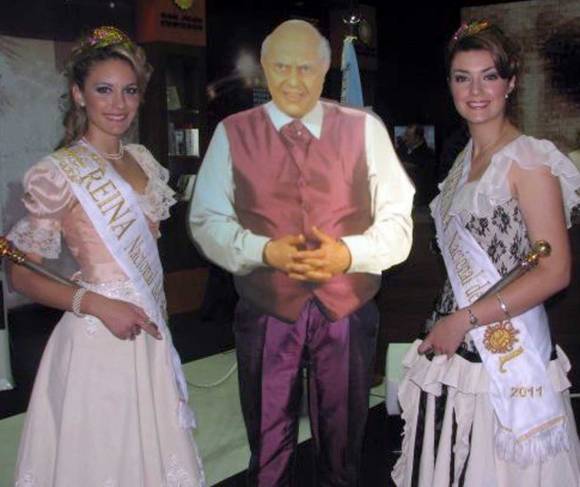 La Reina y la Virreina del Sol revolucionaron el pabellón La Reina y la Virreina del Sol revolucionaron el pabellón