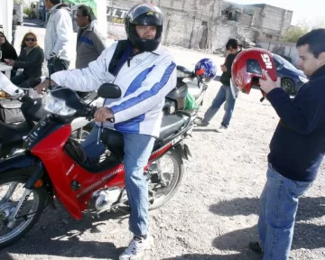 Este año la movilización de la gente se hizo hasta en motos Este año la movilización de la gente se hizo hasta en motos