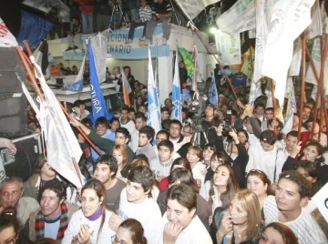 Entre la prudencia G, la tropa estalló con euforia Entre la prudencia G, la tropa estalló con euforia