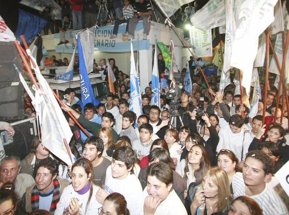 Entre la prudencia G, la tropa estalló con euforia Entre la prudencia G, la tropa estalló con euforia