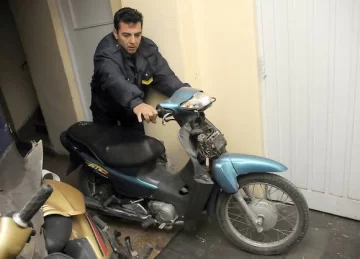 Con arma y moto robada chocan y son detenidos Con arma y moto robada chocan y son detenidos
