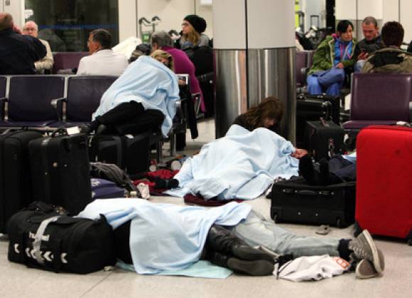 Unos 250 vuelos cancelados en Europa por un volcán Unos 250 vuelos cancelados en Europa por un volcán