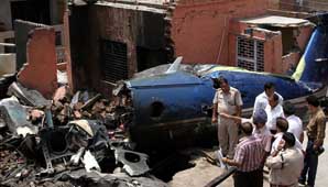 Al menos 10 muertos en accidente de avión en India Al menos 10 muertos en accidente de avión en India