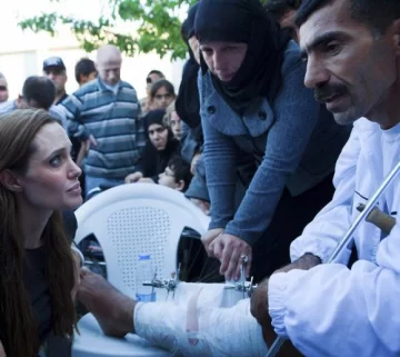 Angelina con los refugiados Angelina con los refugiados