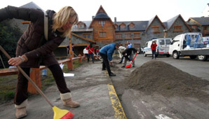 Dos mil personas limpiaron la ciudad de Bariloche Dos mil personas limpiaron la ciudad de Bariloche