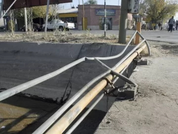 Un barrio entero, en estado de alerta por caño de gas chocado Un barrio entero, en estado de alerta por caño de gas chocado