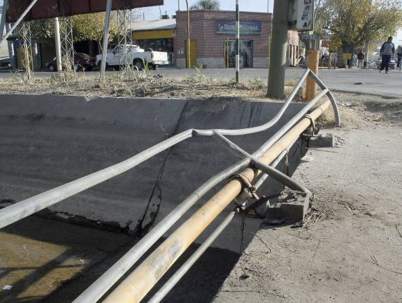 Un barrio entero, en estado de alerta por caño de gas chocado Un barrio entero, en estado de alerta por caño de gas chocado