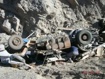 Un camionero se salvó de morir camino a Calingasta Un camionero se salvó de morir camino a Calingasta