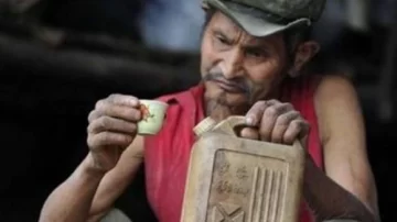 El hombre que bebe nafta El hombre que bebe nafta