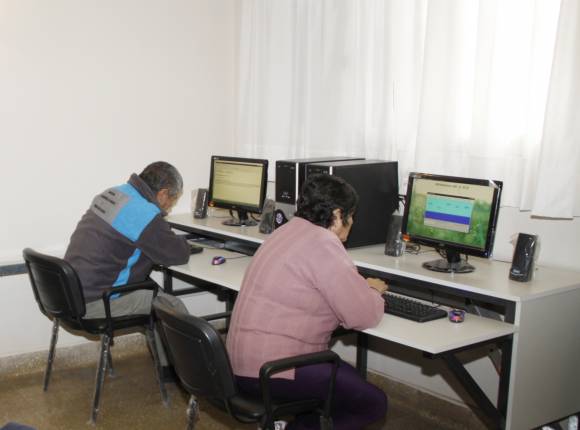 Los abuelos que leen gracias a la computadora Los abuelos que leen gracias a la computadora