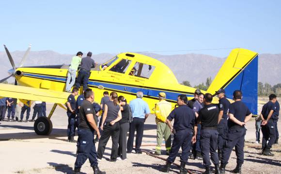 El avión hidrante no puede volar de noche ni con viento El avión hidrante no puede volar de noche ni con viento
