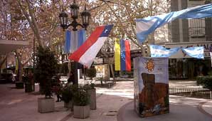 La peatonal, embanderada, se va poblando de turistas La peatonal, embanderada, se va poblando de turistas