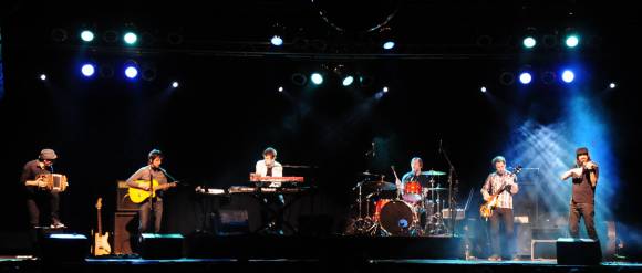 Energía y estilo en un combo potente Energía y estilo en un combo potente