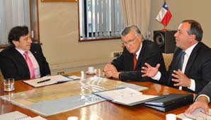 Gioja calificó la reunión con el ministro de Obras Públicas de Chile como “muy positiva” Gioja calificó la reunión con el ministro de Obras Públicas de Chile como “muy positiva”