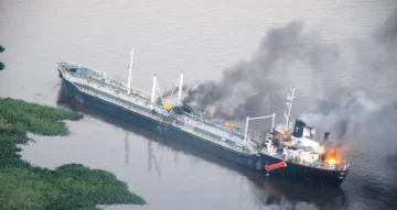 Choque de barcos en el río Paraguay Choque de barcos en el río Paraguay
