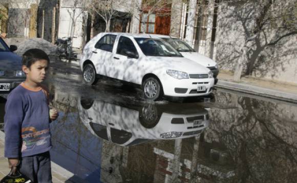 Porque se tapó una cuneta, el agua inundó seis cuadras Porque se tapó una cuneta, el agua inundó seis cuadras