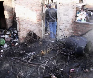 Pierden su casa y un micro, por un incendio Pierden su casa y un micro, por un incendio
