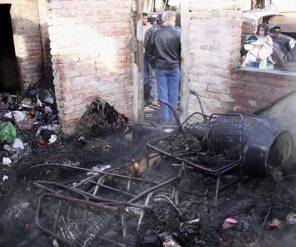 Pierden su casa y un micro, por un incendio Pierden su casa y un micro, por un incendio