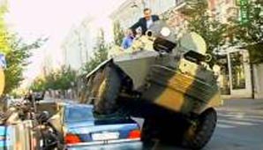 Un auto bajo un tanque Un auto bajo un tanque